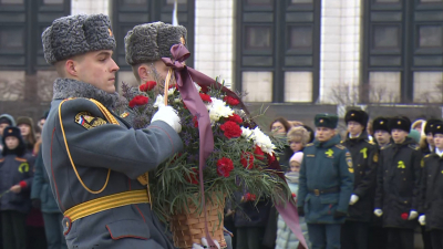 На площади Победы прошла церемония в честь Ленинградской Победы