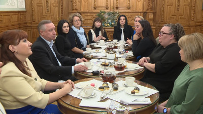 Александр Беглов поздравил жен участников СВО с праздниками