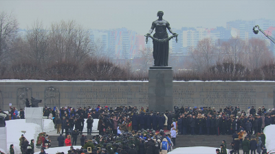 Петербуржцы принимают участие в возложении цветов на Пискаревском мемориальном кладбище