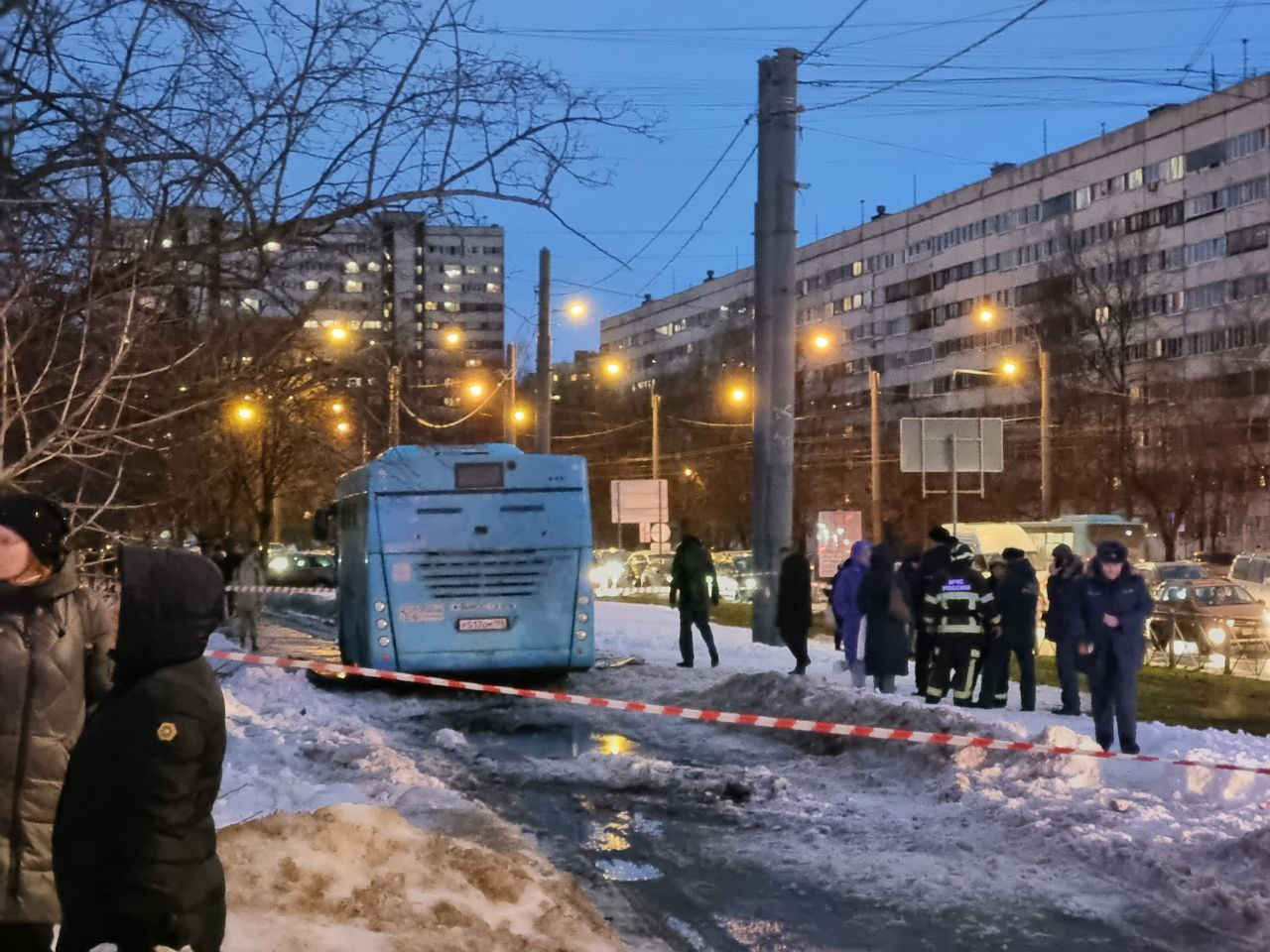 Полиция показала видео, как автобус вылетел на тротуар на улице Беринга |  Телеканал Санкт-Петербург