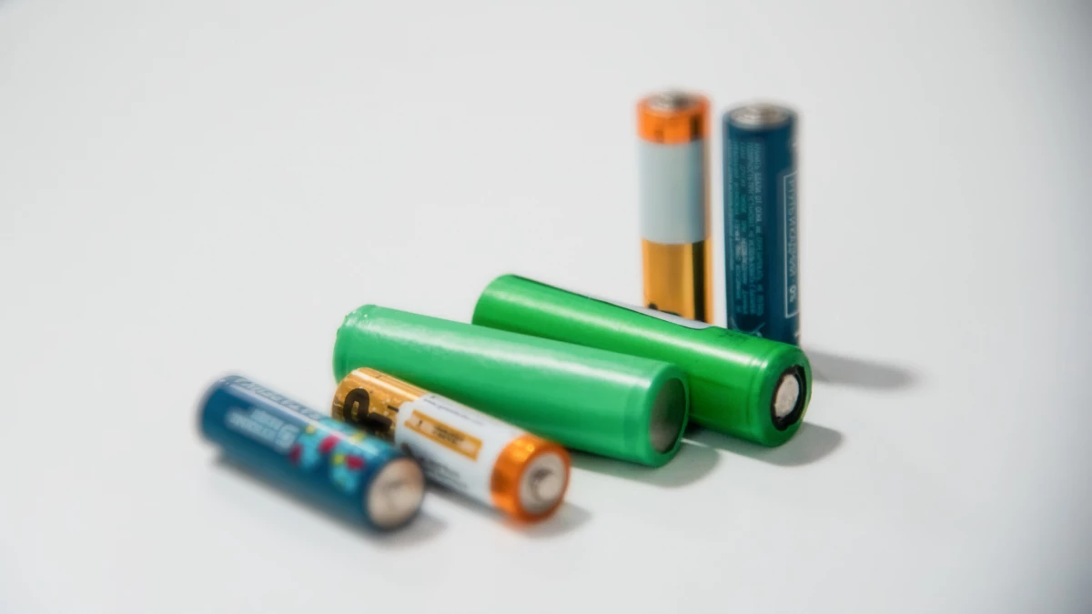 Батарейки и мебель: юрист объяснил, за выброс какого мусора в контейнер у дома грозит штраф - tvspb.ru