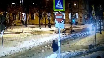 На видео попал момент ДТП с велокурьером на Большом проспекте ВО