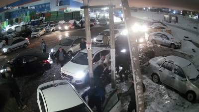 Появилось видео драки на Московском шоссе, в которой чуть не зарезали работника Wildberries
