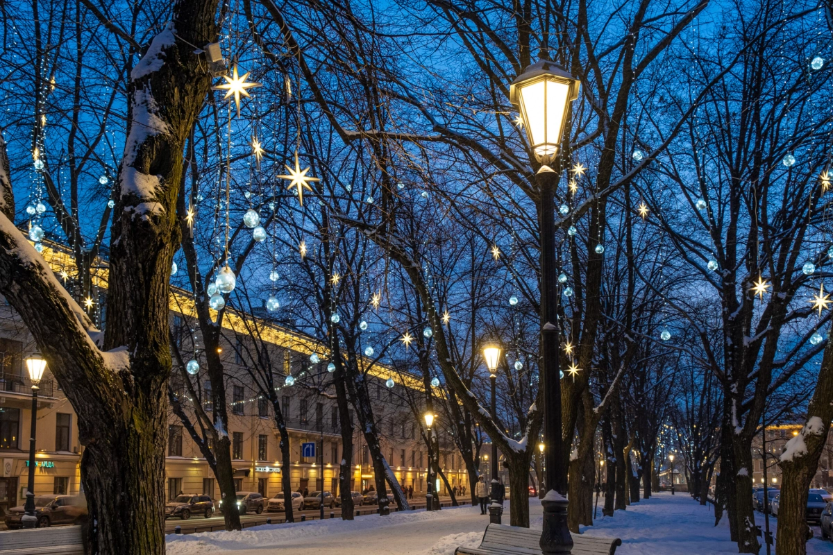 На центральной аллее Конногвардейского бульвара обновили освещение - tvspb.ru