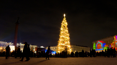Дворцовая площадь возглавила рейтинг топ-5 мест для семейного отдыха в Петербурге