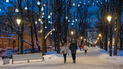 На центральной аллее Конногвардейского бульвара стало светло: здесь установили 56 изящных фонарей