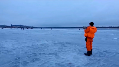 Спасатели Ленобласти патрулируют водоемы в поисках любителей прогуляться по льду