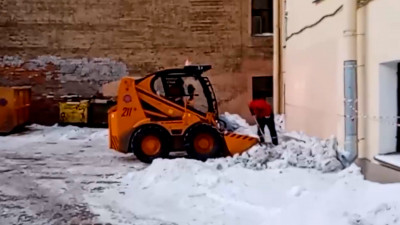 Лютый мороз не помешал дворникам Петербурга чистить город от снега