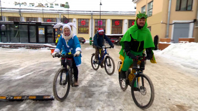 Кролики, драконы, Снегурочки и Деды Морозы пронеслись по Петербургу велопарадом