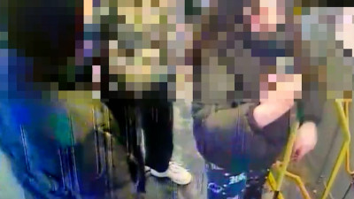В Купчино пассажиры избили кондуктора, отказавшись платить: подозревают подростков