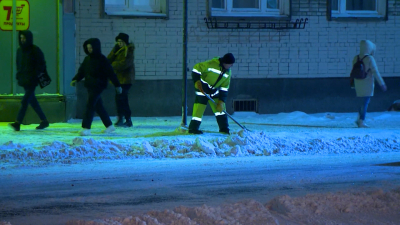 На улицы Петербурга вышли 350 дворников для борьбы со снегом