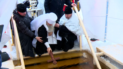 Митрополит Варсонофий провел обряд освящения на главной крещенской купели Петербурга