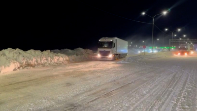 В Чувашии и Татарстане с трассы, заметённой вьюгой, вывезли сто тысяч КамАЗов снега