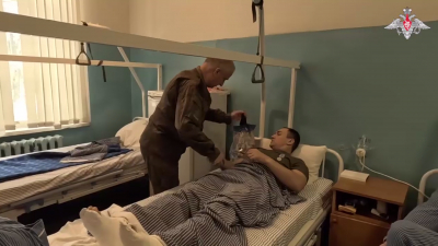 Замкомандующего группировкой войск «Запад» поздравил с Новым годом пациентов военного госпиталя в Воронеже
