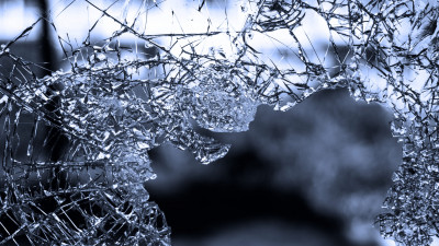В Нижегородской области кусок льда упал со встречного грузовика, пробил лобовое стекло и ранил водителя