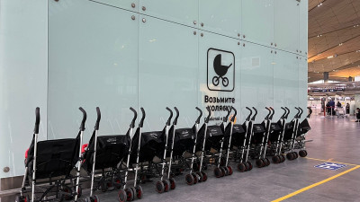 В Пулково пассажиры с детьми могут брать бесплатные коляски для перемещений