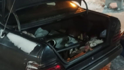 В Петербурге пьяный мужчина, вооруженный ледорубом, пытался вскрыть багажник «Мерседеса»