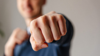 В Петербурге подростки напали на мужчину за замечание о курении в автобусе