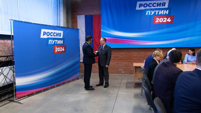 В петербургском избирательном штабе Путина вручили удостоверения доверенным лицам