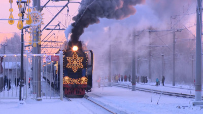 Поезд Деда Мороза прибыл в Петербург