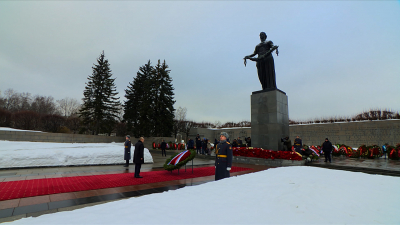 Владимир Путин прибыл на Пискаревское кладбище
