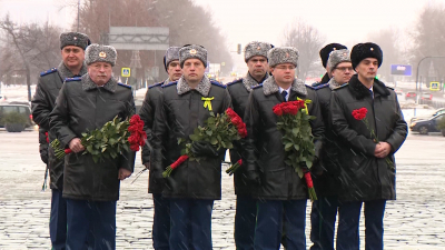 Сотрудники прокуратуры возложили цветы к монументу героическим защитникам Ленинграда