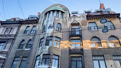 Коммунальщики Петербурга очистили от сосулек дом архитектора Бубыря на Стремянной улице