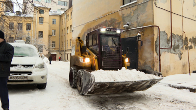 Коммунальщики рассказали, как убирают снег в Петербурге после новогодних праздников
