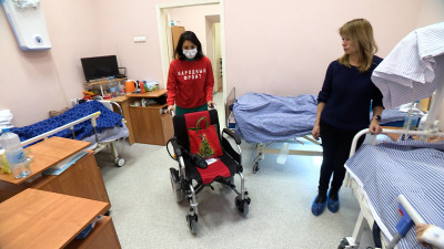 Народный фронт передал больницам Петербурга коляски для реабилитации бойцов СВО