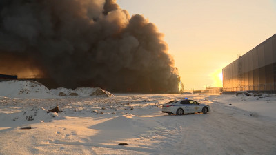 Более 300 спасателей тушат пожар на складе в Шушарах