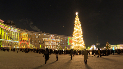 Трескучий мороз и обнимашки: как Петербург встречал Новый год на Дворцовой площади