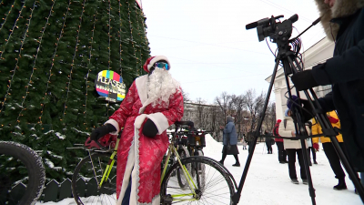 Велопарад Дедов Морозов и Снегурочек стартовал в Северной столице