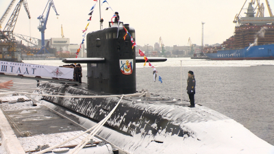 На «Кронштадте» подняли флаг ВМФ: чем уникальна одна из самых тихих в мире субмарин