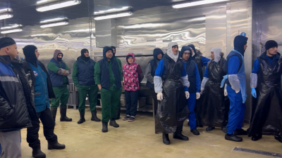 На пищевом предприятии в Купчино спецназ и полиция проверили документы у мигрантов