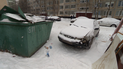 Как в Петербурге борются с водителями, которые перекрывают мусорные площадки