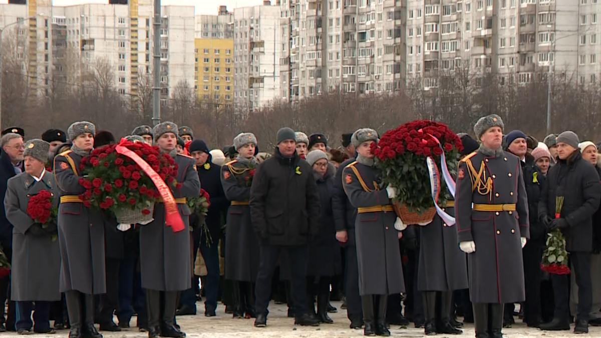 На площади Победы возложили цветы к монументу героическим защитникам  Ленинграда - Лента новостей Санкт-Петербурга