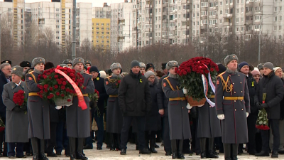 На площади Победы возложили цветы к монументу героическим защитникам Ленинграда