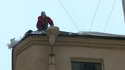 Коммунальные службы Петербурга ведут работы по очистке льда и снега с крыш