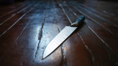 В Мурино парень отрезал ухо другу и ударил его ножом в глаз во время ссоры