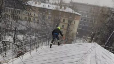 За 5 дней в Петербурге очистили 5 тысяч крыш зданий от снега