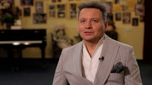 Мемуары великих людей, истории о преодолении и классическая музыка — ориентиры Александра Олешко