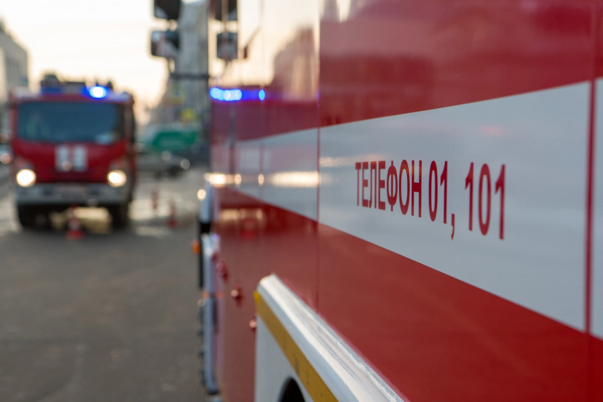 10 спасателей тушили заброшенное здание в Красногвардейском районе - tvspb.ru