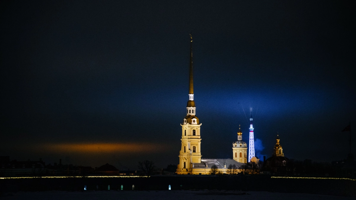 Прогулки по набережным, в саду и по мосту: гостям и жителям Петербурга представили третий новогодний пешеходный маршрут - tvspb.ru