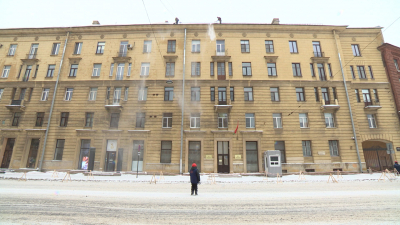 В Жилищном комитете рассказали о том, насколько качественно в Петербурге убирают снег с крыш