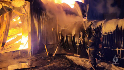 Видео: спасатели потушили крупный пожар в ангаре на Дальневосточном проспекте