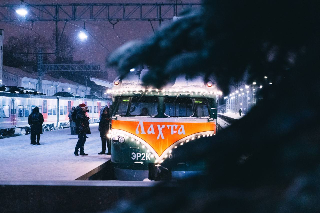 Ретропоезд «Лахта» перевез почти 5 тысяч пассажиров в новогодние праздники  | Телеканал Санкт-Петербург