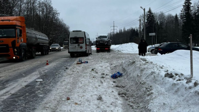 Эвакуатор сбил двух пешеходов на трассе под Петербургом