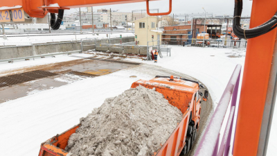 Более 75 тысяч грузовиков разгрузились на «снежных» пунктах Петербурга с начала зимы