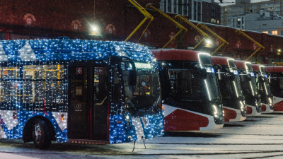 В праздничные дни трамваи и троллейбусы Петербурга перевезли почти 3,5 млн пассажиров