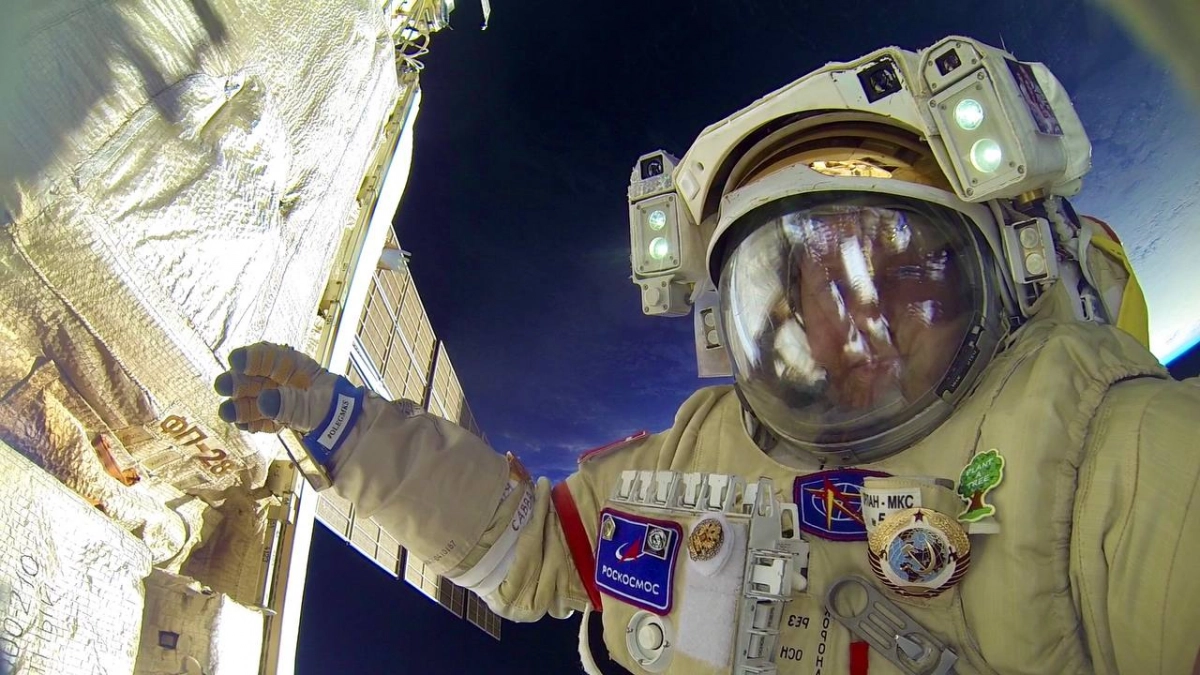 «Все полёты начинаются на земле»: лётчик-космонавт Олег Артемьев поздравил всех студентов с праздником - tvspb.ru